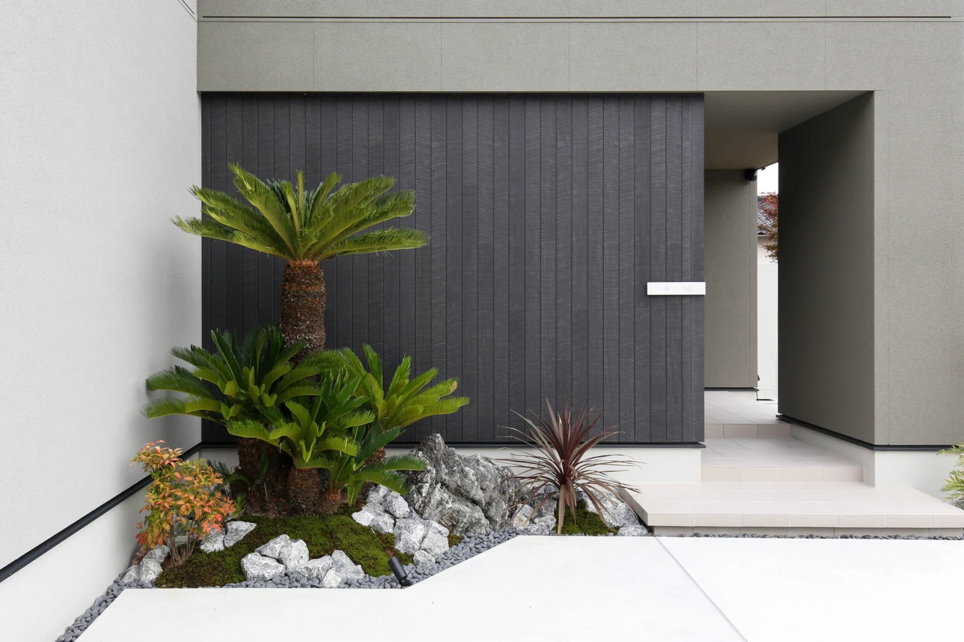 植栽のあるモダンなエントランス