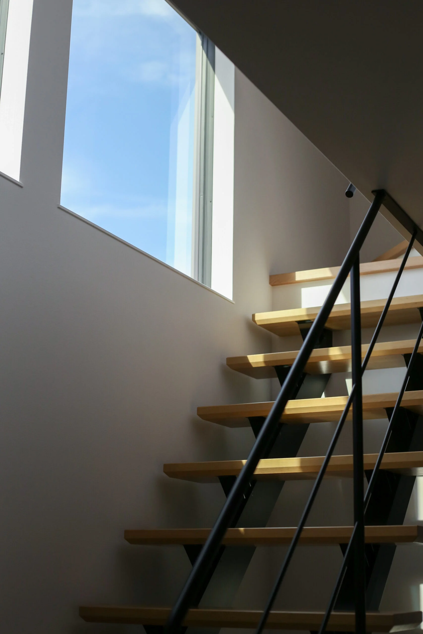 スケルトン階段と吹き抜けの光